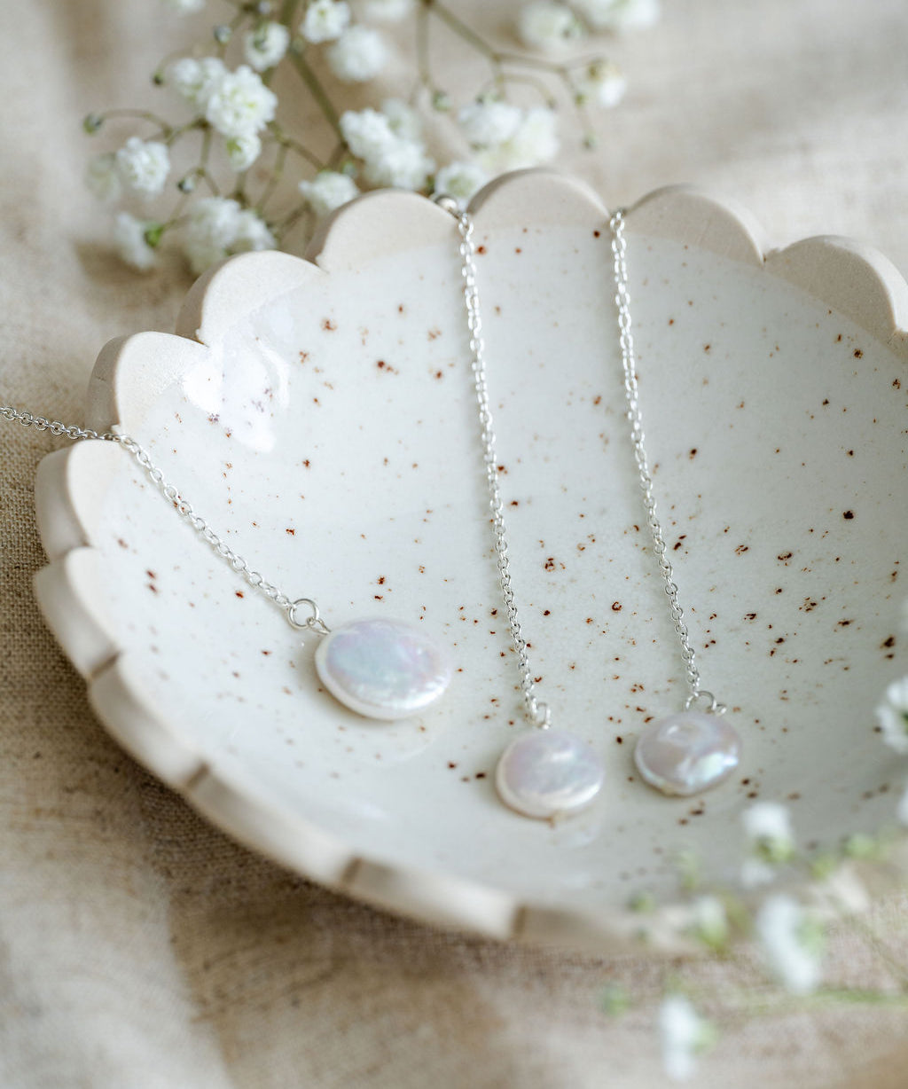 Elegant bridal jewellery gift set. Pearl necklace and pearl drop earrings