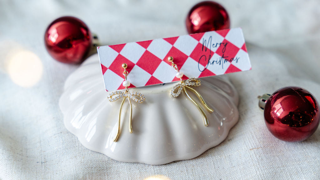 Perfectly presented Christmas Gift ideas for your loved ones. Gifts for her to celebrate with personalised jewellery